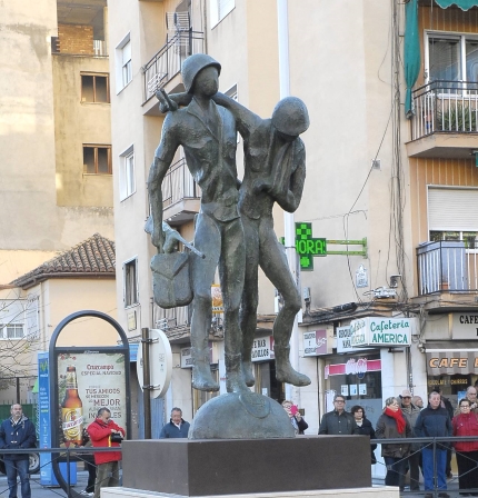 ©Ayto.Granada: UNA ESTATUA A LA SANIDAD MILITAR PRESIDE LA ROTONDA ENTRE LAS AVENIDAS DE AMÉRICA Y DÍLAR ©Ayto.Granada: UNA ESTATUA A LA SANIDAD MILITAR PRESIDE LA ROTONDA ENTRE LAS AVENIDAS DE AMÉRICA Y DÍLAR